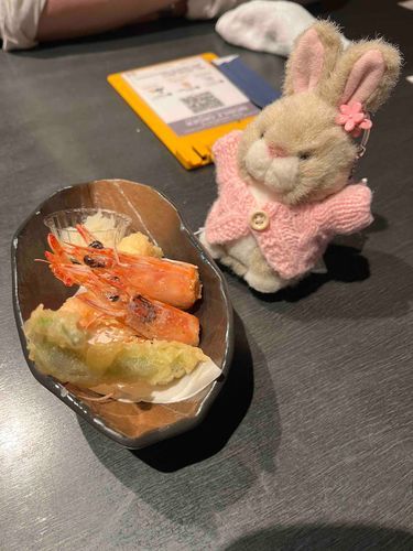 さっきまで生きてた海老さんが天ぷらになっててびっくりしているうさぎさん