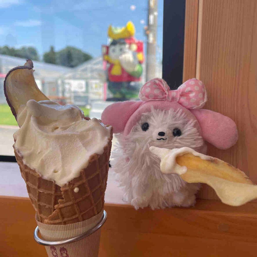 大好きなパーラーでアイチュでちゅ！見て〜ソフトクリームは少し黄色いのさつまいもとバニラの層になってまちゅ❗️いもチップスオンザアイチュ🍨🎶主、おいちぃでちー💕（誰❓）
