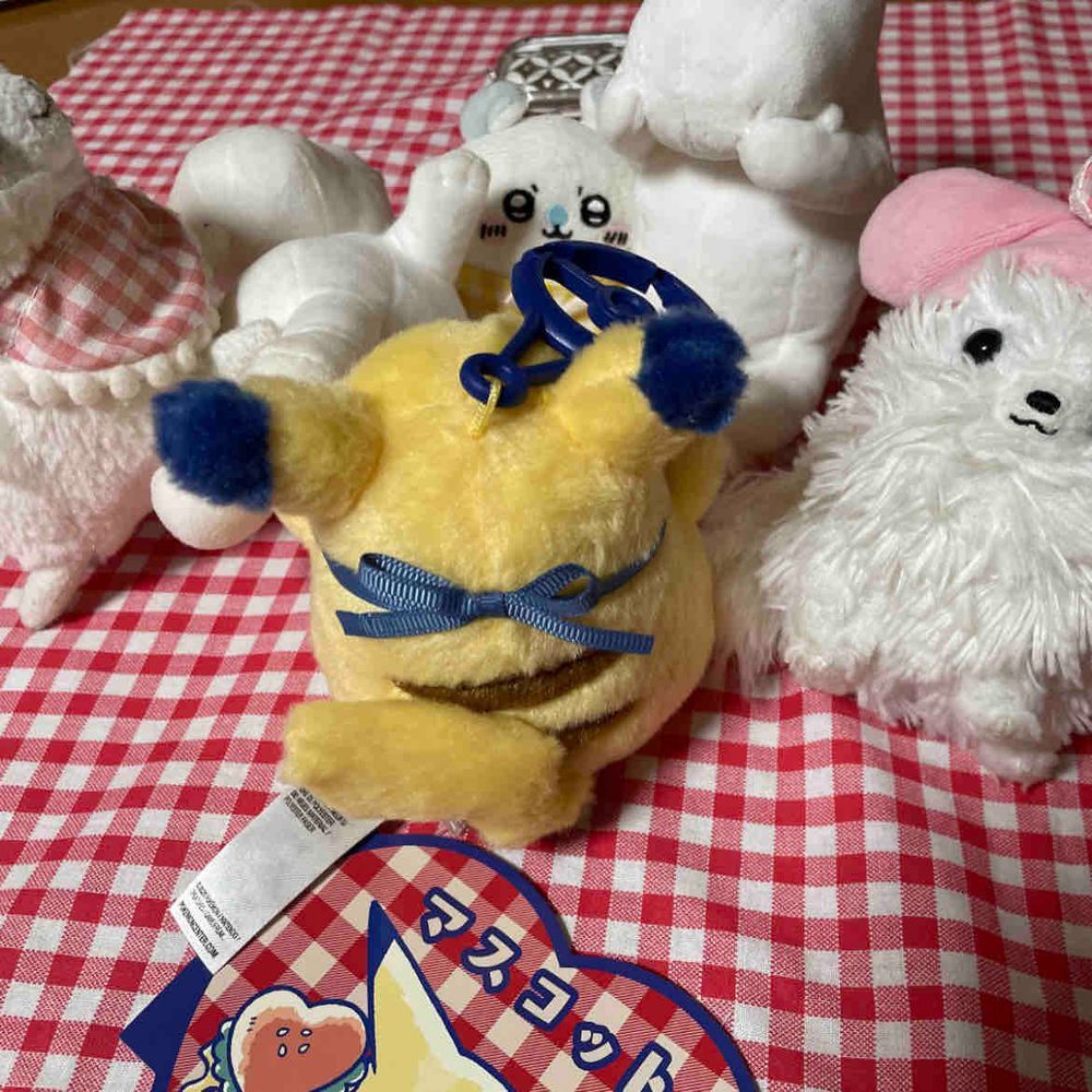 おねーちゃんが苦労してゲットしたピカチュウ❗️ようこそポメ家へ😊
ハンバーガー食べててかすが口についてるwかわいいね💕後姿はこんな感じ☺️これから登場するかもなのでよろしく꒰՞o̴̶̷̤ᾥo̴̶̷̤՞꒱/