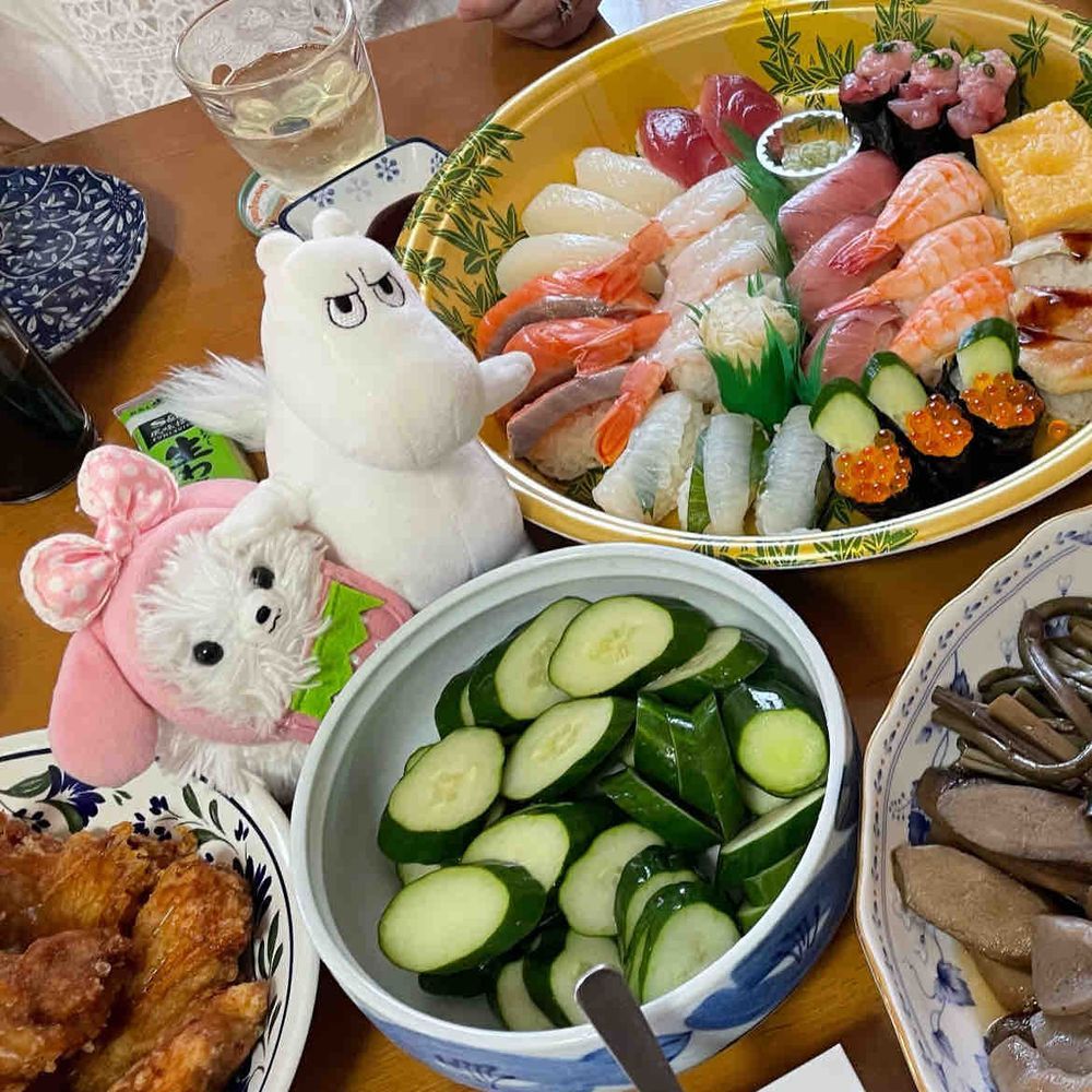 この野菜でできた乗り物は何だ何だ⁉️ムーミンが乗る物じゃないぞ🫵🏻( ･᷄ὢ･᷅ )
今日は親戚集合でご馳走を食べる日なんだって🍣\( ᐛ )/