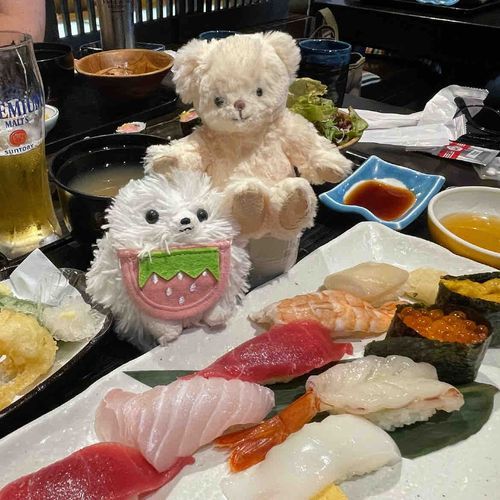 主のツレの誕生祝‼️㊗️久々に登場の大吉君🧸そう、この店大吉だぞ！🍣がうまいんだ(✽︎´ཫ`✽︎)ケーキはコージーコーナーうまし(*ˊ˘ˋ*)｡♪:*°主～僕見切れてんじゃん😢
