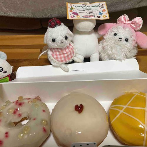 主のお土産\( ¨̮ )/クリスピークリームドーナツのアジアンスイーツ3個セット🍩左のはライチゼリー真ん中杏仁豆腐、右マンゴーチーズケーキ‼️
マンゴークリームたっぷりで美味しかった(*ˊ˘ˋ*)｡♪:*°