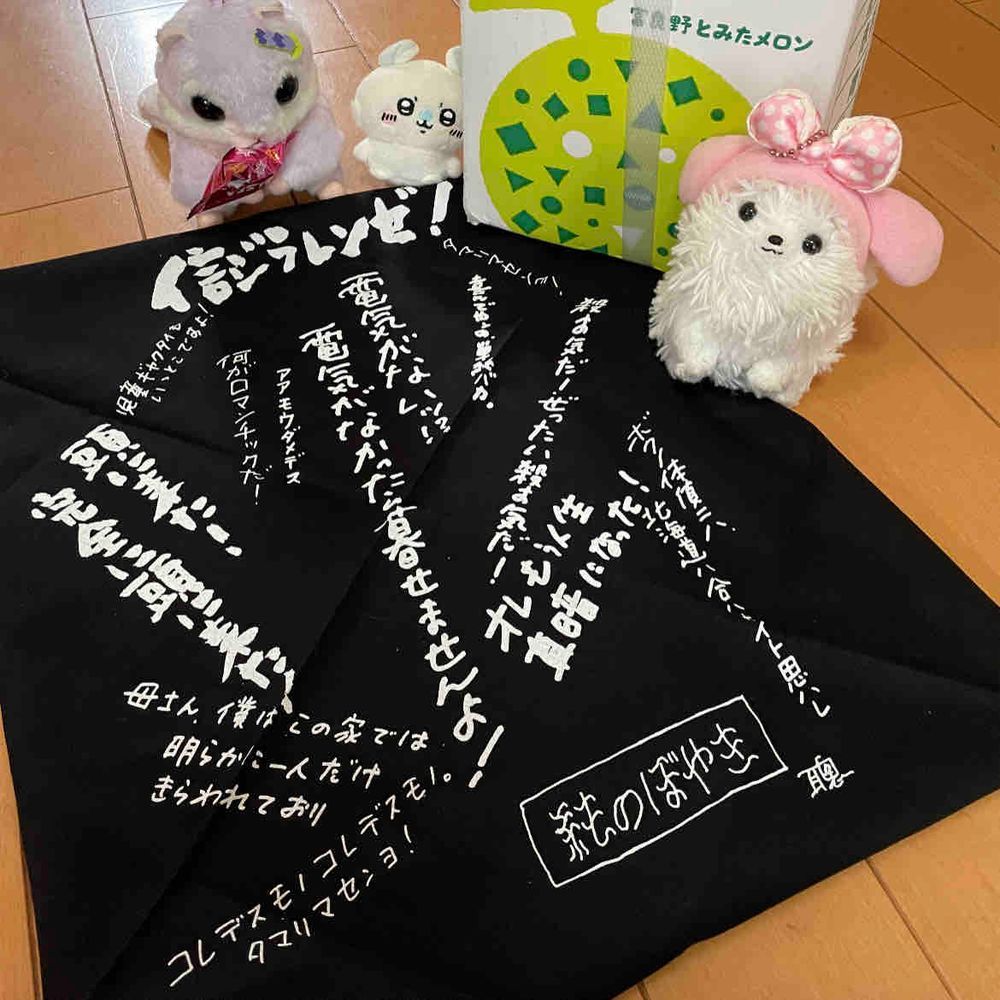 北海道富良野です！お付き合い🙏
ルタオ前はハロウィン🎃仕様！消防犬ぶんちゃんもオレンジスカーフに🎃と👻つけて😊。
2枚目は黒板五郎さんの石の家🏡‼️感動した主😭でお土産に純のぼやきバンダナ買った🤣
4枚目はローストビーフ丼で有名な「くまげら」へ〜めちゃウマでしたぜ(o'ч'o)♡