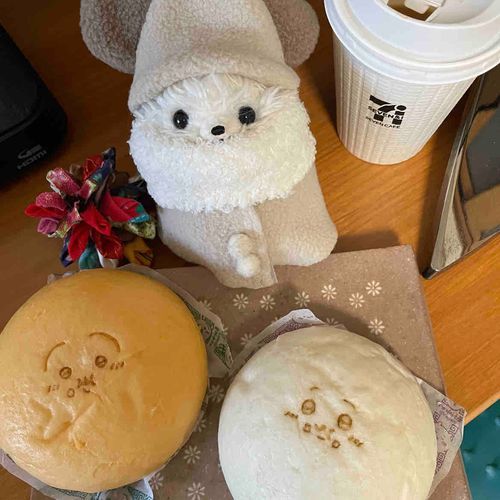 おやつ❣️昨日はセブンのちいかわちゃんのピザまんあんまん♨️今日はローソンのショコラタルト、これまいう〜！チョコびっちりだけどペロリと食べられた(o'ч'o)♡