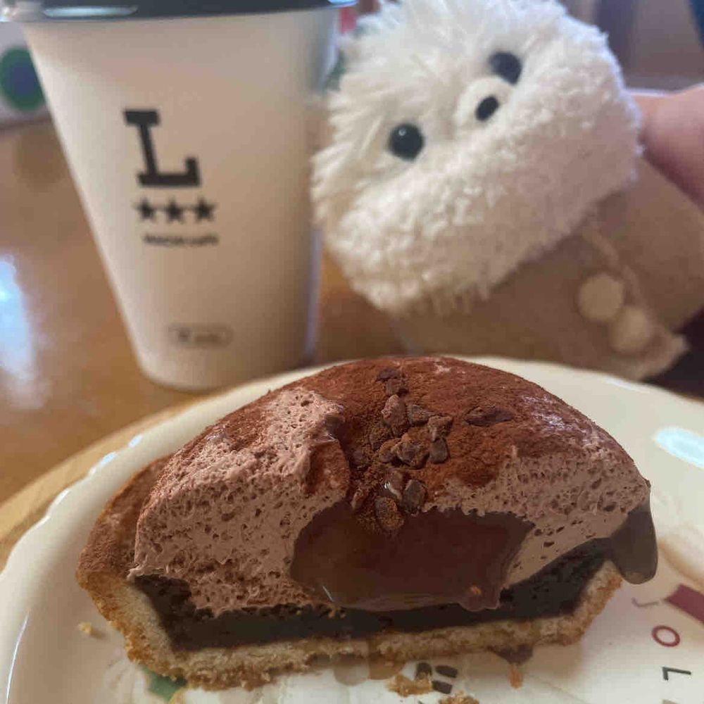 おやつ❣️昨日はセブンのちいかわちゃんのピザまんあんまん♨️今日はローソンのショコラタルト、これまいう〜！チョコびっちりだけどペロリと食べられた(o'ч'o)♡