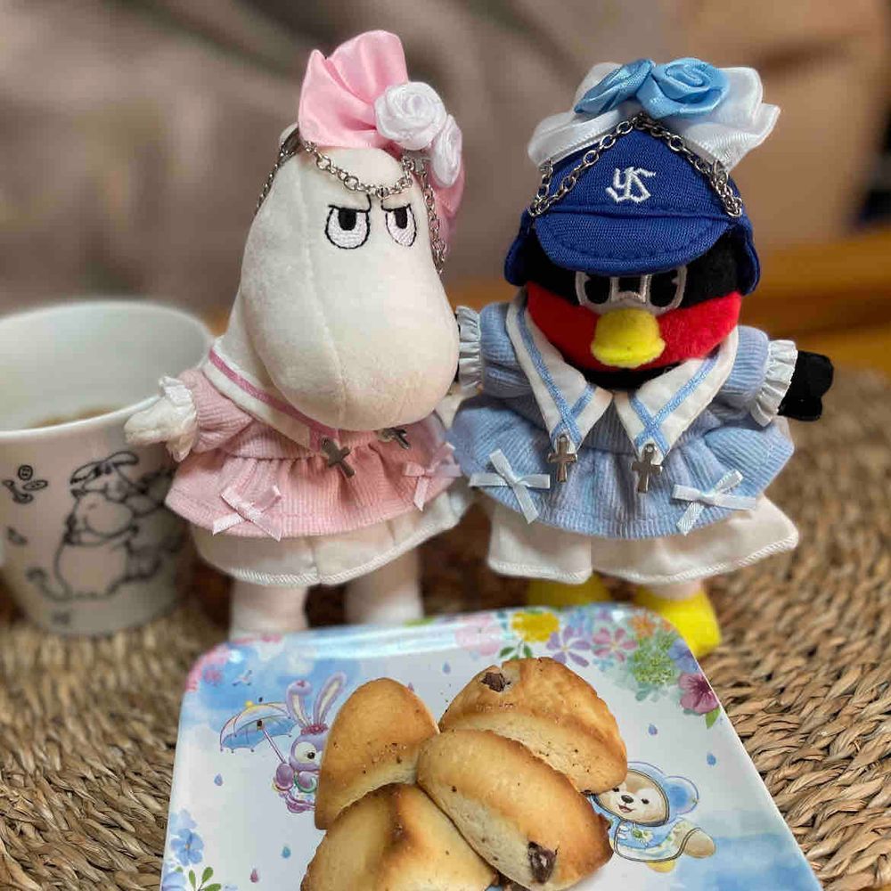 今日のおやつは前にカルディで買ったチョコチップスコーンとジンジャーマンのクッキーをカップに添えて☕️シャレオツやん°˖✧◝(⁰▿⁰)◜✧˖°
おっ、ムーミンとパイセンがかわいく❓コスプレ…コレはどうなの(；ˊᗜˋ)