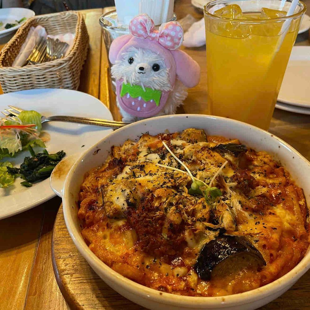 おはよう☀️昨日は🍓を買いにドライブ🚗💨途中イチゴ飴食べた！カリカリジュワ〜😋
ランチはナスミートグラタンうまし‼️無事🍓ゲットだぜ❗️あまあまだよ(*´ч`*)