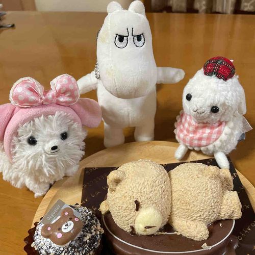 これは主がハピバの時のケーキ🎂！🧸さん、どこから攻めようか狙ってる面々…🍓ケーキは主の物‼️僕らのお菓子はコレ！ローソンのキャラメルコーンだぞ！デカさに驚愕😳