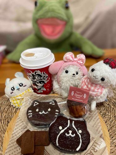 今日はバレンタイン💝僕らもおねーちゃん手作りチョコもらった🙌🏻💕左下のは主がチョコパイと牛乳で作った超簡単な生チョコ風だぞ！長老の分もありますぜ🍫