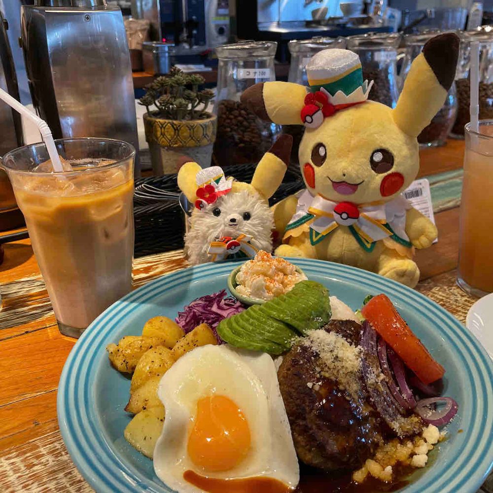 昨日はピカ&ポメチュウ⚡️で主にハワイに連れてってもらった🌴🤭コナズ珈琲でロコモコ食べた‼️帰りは道沿いの河津桜🌸まんかい🌸お土産はマラサダ！軽くて美味しい( ᐛ )ﾝﾏｯ
