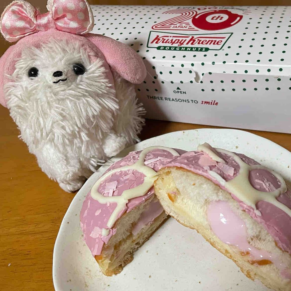 クリスピークリームドーナツ、期間限定➕ビジュいいじゃん！で買っちゃうよねぇ💦
🌸の方は中身はサクラクリーム、ほんのり桜味だよ(*ˊᵕˋ*)