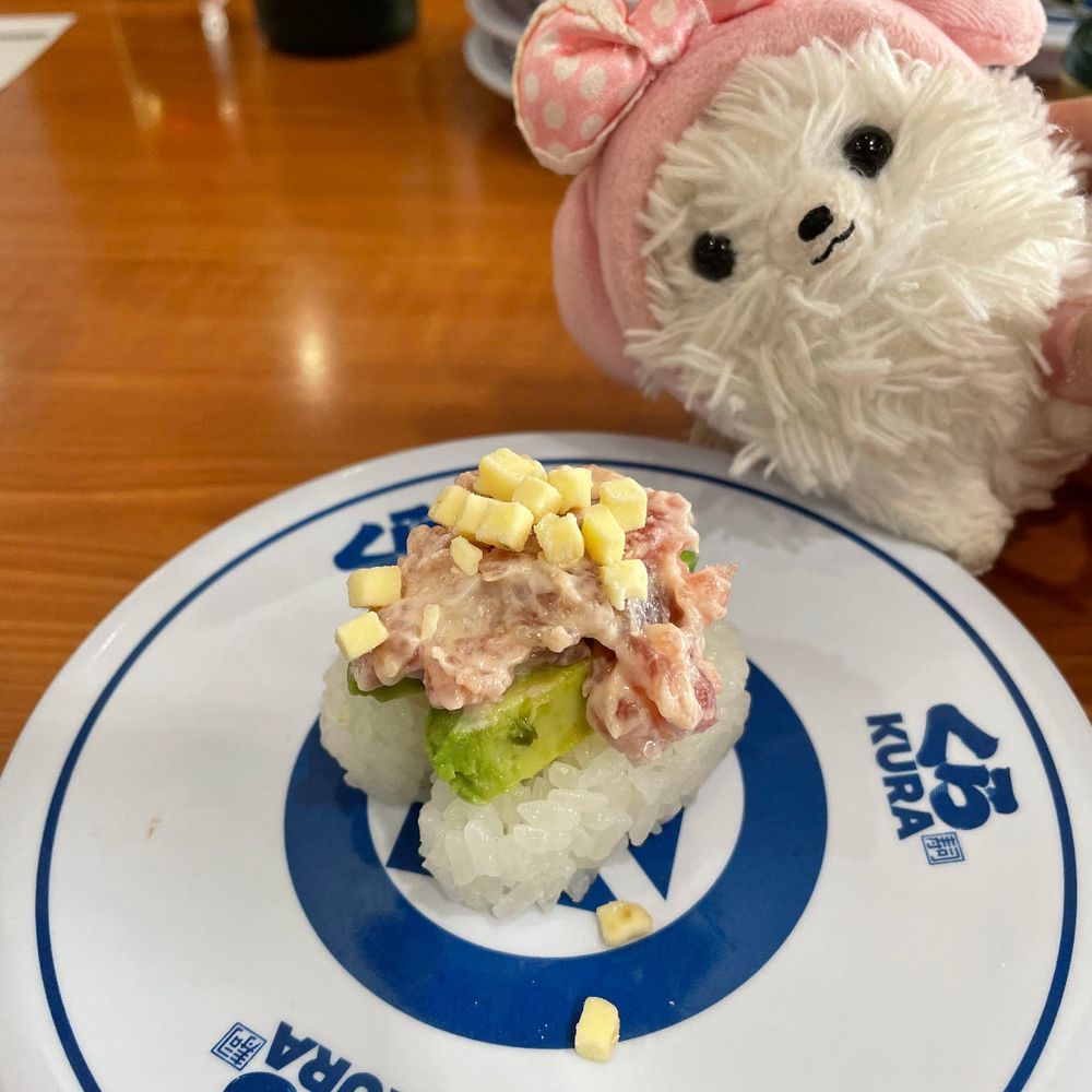 僕んとこも🌸チラホラ‼️でも花より団子ぜよ🍡その後く〇寿司へ〜ちょいとこれ、マグロアボカドチーズですけどちっちゃっ💦デザートに感動のプリンといちごパフェ食べた‼️僕は柔らかプリン派なので美味かったぞ🍮