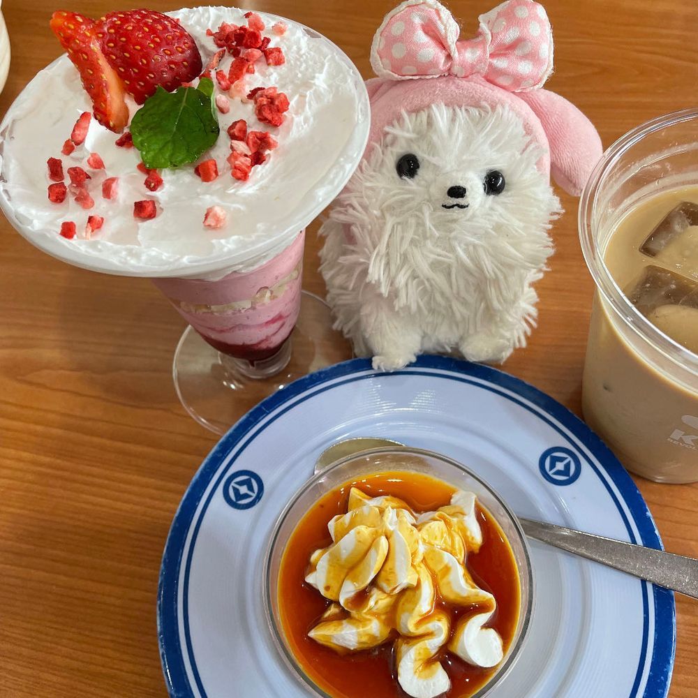 僕んとこも🌸チラホラ‼️でも花より団子ぜよ🍡その後く〇寿司へ〜ちょいとこれ、マグロアボカドチーズですけどちっちゃっ💦デザートに感動のプリンといちごパフェ食べた‼️僕は柔らかプリン派なので美味かったぞ🍮