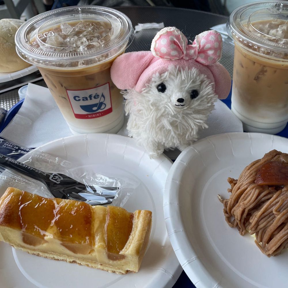 🚃でGO！眩しいのでグラサンしたぜ、ワイルドだろ〜😎このお菓子うまし🍪
場所は上野公園🌸2枚目の松、枝がまんまるその名も月の松🌕🌲( ˶°◻︎°˶)ヘビ人間もいたぞ(⊙⊙)!!上野は人人人…🌸も満開ですごかった🍻🏮