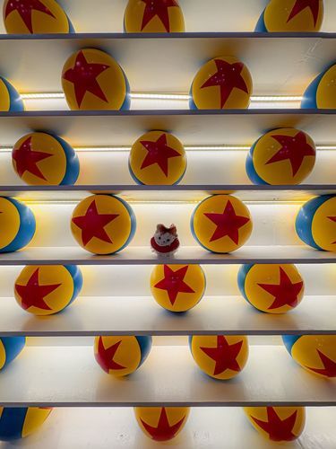 おねいちゃんにピクサー展に連行された‼️ニモとツーショ✌🏻青い人は悲しみさん❓主へのお土産はラングドシャ、全部違うキャラだ！知らないキャラもいるぜよ💦