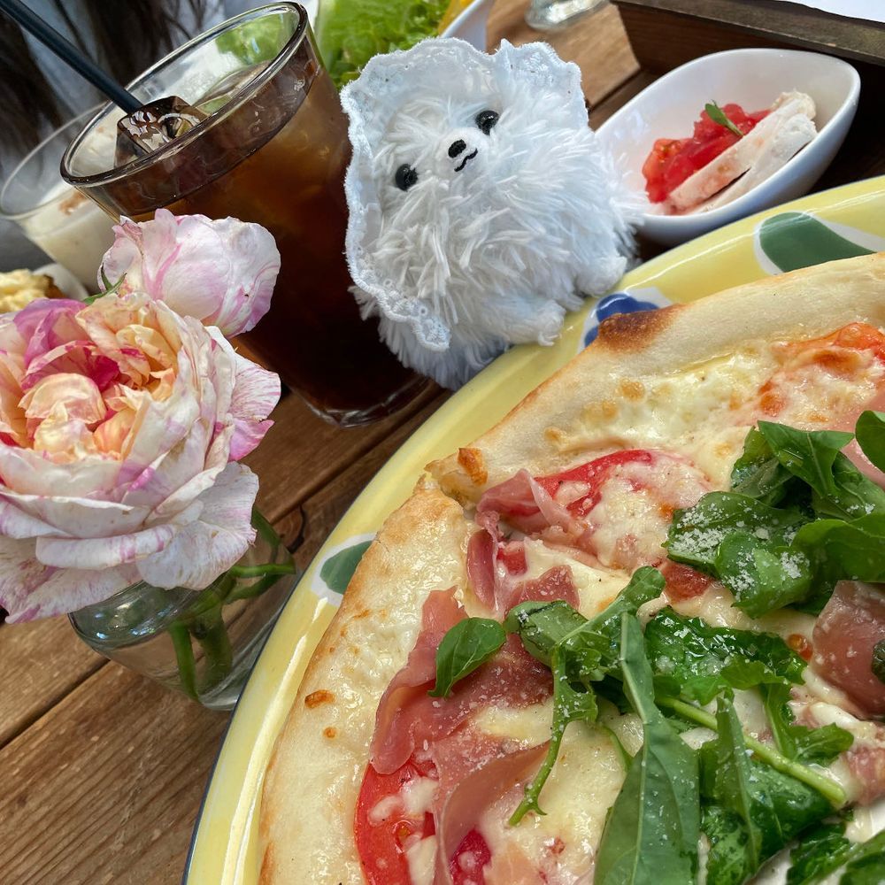 母の日、おねえちゃんが主を美味しいお店へご招待♡ヘルシーなプレートうましだったぞ(*´༥`*)♡庭もお花たくさん、4枚目のこの花何ぞや❓かわいい‎形🧡‬あっ、僕今日はバブちゃんでちゅ〜ばぶぅ👼🏻‪‎🤍