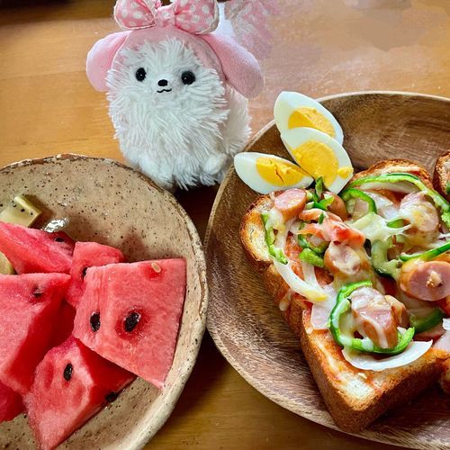 おはよう☀️美味しい食パンが手に入ったので朝はピザトースト！七夕の日は僕んちもつ鍋だった😆天の川ならぬニラの川！熱々フーフーたくさん食べたぞ😋