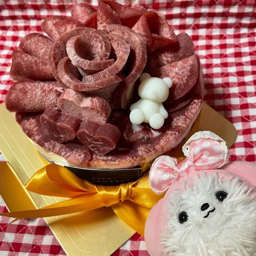 雨続きのポメ家界隈☔️昨日は牛タンの日だったらしい❗️コレは主ツレの誕生日に皆で🎁した牛タンケーキ🐮&メロンケーキ🎂！ツレの好物をあげた❗️僕らもご相伴にあずかる🫶うまし〜⸜(*' '* )⸝✨