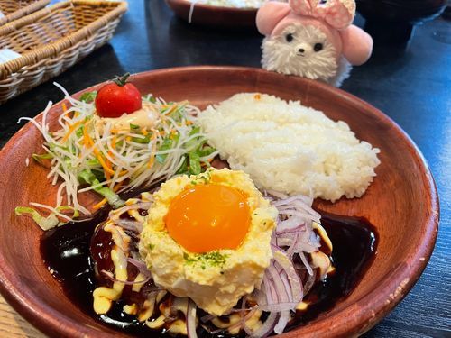 この前びっくりドンキーの月見ハンバーグ食べたぞ‼️濃厚だった！2枚目はパルムのほうじ茶ラテ味、回りのアイス
とほうじ茶味のアイスのバランスがバッチリ、わりとあっさりでうまし！ポメ家にも🍁🍂が😆




うし