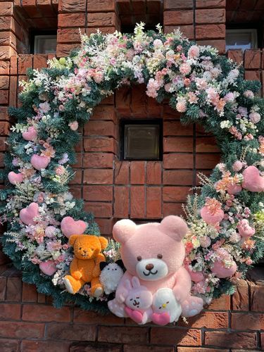 ポメ旅編✌️テディベアミュージアム行ったぞ！ポメを探せ🔎難易度2🤣僕と主の相性診断があったので僕はヤバそうな機械に入った💦でも見て！相性1,000%だったぜ👏たくさんの🧸さんに会えたし、トトロやカナヘイさんともコラボしてて楽しかったぞ⸜(*ˊᗜˋ*)⸝