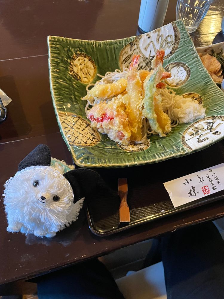 ポメ旅編ラスト‼️千本松牧場に行ったらハロウィン☠️がいて僕は連れ去られそうに💦悪い顔だ😭帰りにお蕎麦やさんへ〜エビ🦐たくさんでうまし🤤見て！お蕎麦屋さんの水槽にミッキーのお魚が‼️