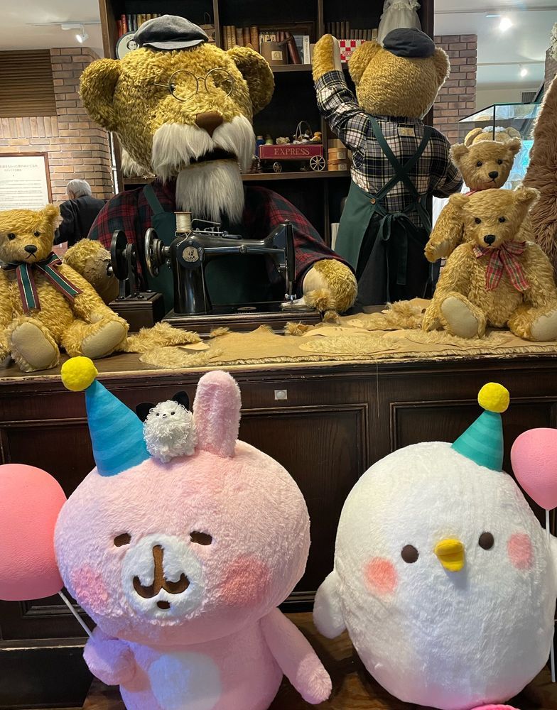 ポメ旅編✌️テディベアミュージアム行ったぞ！ポメを探せ🔎難易度2🤣僕と主の相性診断があったので僕はヤバそうな機械に入った💦でも見て！相性1,000%だったぜ👏たくさんの🧸さんに会えたし、トトロやカナヘイさんともコラボしてて楽しかったぞ⸜(*ˊᗜˋ*)⸝
