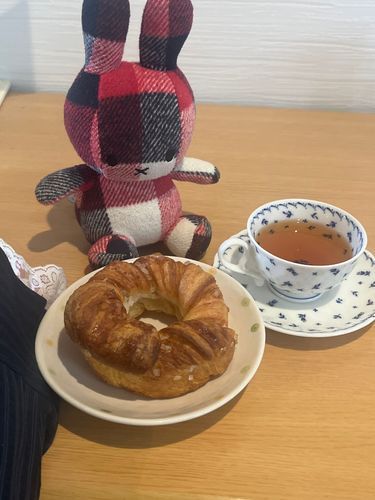 パンをたべるよ🥐紅茶も入れたよ