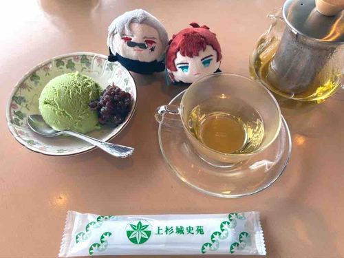 小鳥　上杉城史苑のうこぎセットだ
丸呑みしなさい