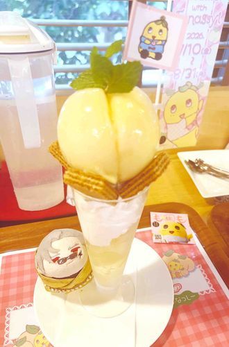 小鳥　ももてなしやの桃パフェだ
丸呑みしなさい
