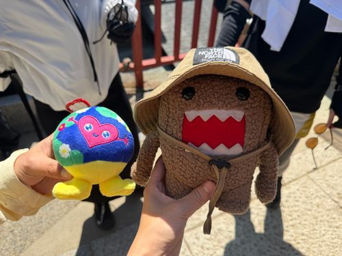 飼い主の会社のトレッキング部に参加してきたぞ。飼い主は、ぬい活が最近批判されていることを気にして、
こそこそ写真を撮っていたが、
会社の皆は全然気にしていなさそうだったな。
隣の奴は、ダチのトゥンクトゥンクだぜ。来年の花博のキャラクターだぜ。