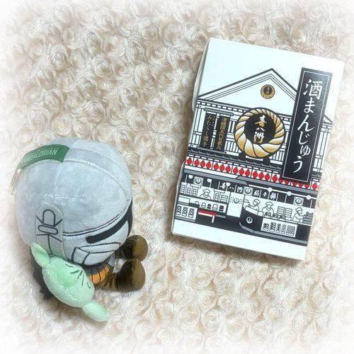 マ「6月の報酬だ。」
グ「んぁ？」
マ「ああ、酒まんじゅうだ。1日２個までだぞ、グローグー。」
グ「ぷーわ！」