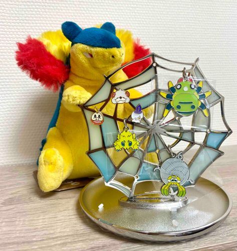 実はボチ以外も買ってた😌
ピアスとアクセサリースタンドも欲しかったので嬉しい🙌
イトマル達に捕まってる感じがいいですね🕸️
イトマル達に付いてる透明袋はもう少しこのまま！