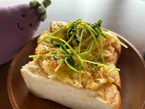 今日のお昼、豆苗たまごサンドだなす〜