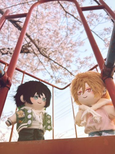 桜の散る前に...🌸




かおる｢シェアハウス近くの公園、桜が満開だから来てみたよ〜！
滑り台の上まで登ってみたけどめっちゃいい眺め〜！
桜に手が届きそうっ( *˃̵͈́꒳˂̵͈̀ ﾉｼ🌸｣

さっちゃん｢雨の降る前にって急いで来た甲斐があったっすね！
せっかくだしこのまま公園で遊んでいきません？！⸜(* ॑꒳ ॑* )⸝♪｣