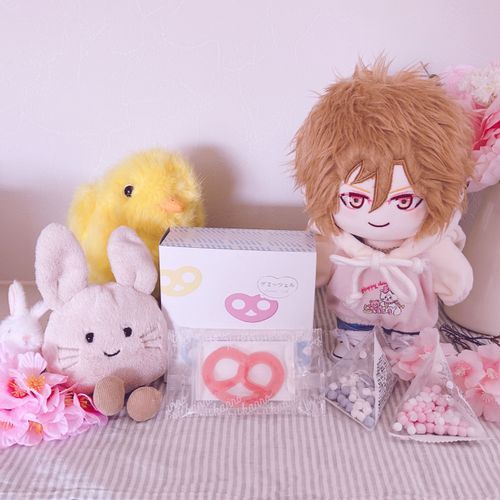ぱりもち系...💘




かおる「みんな、やっほー(-∀･ゞ☆
今日のおやつは〜...!?

あは。なんか、顔みたいなカタチしたグミだね(´∀`*)🍬」

これがなかなか手に入らないんすよー...
お土産でもらってさ、また食べたいなあって思ってたんだ！
ぱりもち_(:3｣∠)_うま

ハードグミよりも果汁グミとか
果実の宝石(懐かし!)とかのもちもちジューシー系が好きです🍓🍊(あれは名目としてはゼリーらしいが)
なんて話してると久しぶりに食べたくなるよね〜( ˙³˙)♡