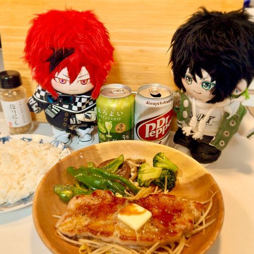 アウトドア(っぽい)飯🏕️




さっちゃん｢管理人のご主人がアウトドア風ご飯作ってくれたっすよー！｣

つかさ｢おー、肉と酒だぜ！って..

俺はビールが飲みてぇんだが!!🍻｣

さっちゃん｢まあまあ、飲み忘れてたヤツ飲んじゃってーってことらしいっすから(*'ω'*)

なんなら...オレなんてご主人に飲めない子認定されてるぽいっす😭(しかもドクペ..｣

つかさ｢(あぁ去年の旅行ん時のアレなw)

まぁ、連休だしパーっとやろうぜ🍻☆｣

さっちゃん｢っすね！( •̀ω•́ )و✧｣