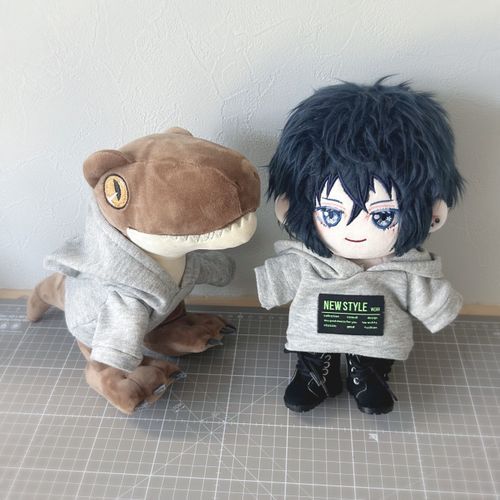 ぴったりちゃんみっけ★🦖




初代パーカーを着せられそうな子探してたら近くにいたティラノさんがいい顔で着こなしてくれました🥹🫶✨


みお「驚くほどぴったりと着こなしてくれましたね！とてもお似合いです✦*.」

ティラノ「♪」


二着目🪡
肩周りの幅を少し大きくして、いい感じになったので、「よっしゃ😆」と思ったのも束の間、フードの幅を伸ばしてなかったため...(あほー😇)最後の最後で無理やりフード取り付けたが為に襟元ぐちゃり...🐥ﾋﾟﾖｰ

これもいい経験となりました(*'-'ゞ✴︎