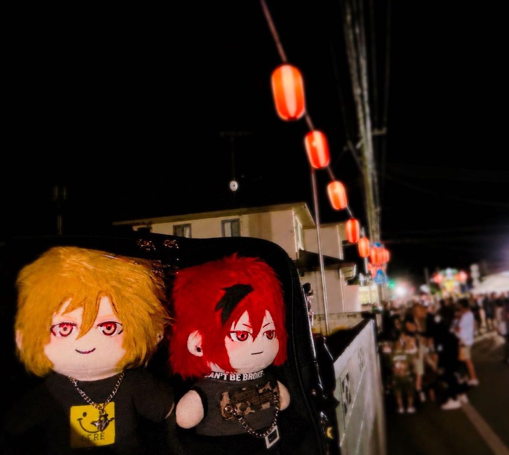 🏮\( 'ω')/わっしょい\( 'ω')/🏮
暑中お見舞い申し上げます🎐″
※管理人は極めて夏に弱く...謎風邪を拗らせており...🫠🫠🫠
かおる「だからどうしたー!」
つかさ「徒歩20秒だろ!」
ーというわけで、お祭り騒ぎが大好きな住人たちに駆り出されてしまいました。
かおる「久々のおでかけだし、祭りって初めてだぜ☆かき氷🍧もチョコバナナもみーんな食べたい!」
つかさ「かおる、光る剣🗡️買おうぜദ്ദി ・᷅-・᷄ )✧」
かおる「やば!めっちゃかっけー!欲しい欲しいっ(● ˃̶͈̀ロ˂̶͈́)੭ꠥ⁾⁾」
あのなぁオマエタチ..( ・᷄ὢ・᷅ )👛~💸
ともあれ、みんなにとって楽しい夏の始まりになるといいなあと思う管理人でした( ´ ▽ ` )