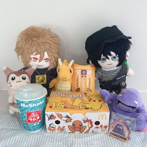 🍔🍟おいしいランチ🍔🍟
かおる「じゃーん、今日のランチはみんな大好きマックだぜっ!🍔🍟」
さっちゃん「いいっすねぇ♪新しい住人のポケモンたちも集まってきたっすよ〜!みんなで食べよ〜😆」
ベトベトンにグリマスステッカー持たせたら妙に似ててかわいい...🤣💜