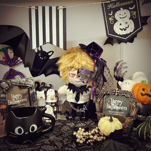 🎃✟ ✞ ✟ ✞ 𝔥𝔞𝔩𝔩𝔬𝔴𝔢𝔢𝔫 ✟ ✞ ✟ ✞🦇



かおる｢今年はちと遅くなっちまったけど、ハロウィンの飾り付けをしたぜ☆
眼帯も作ってもらった〜(*´∀`ゞ💜🖤｣