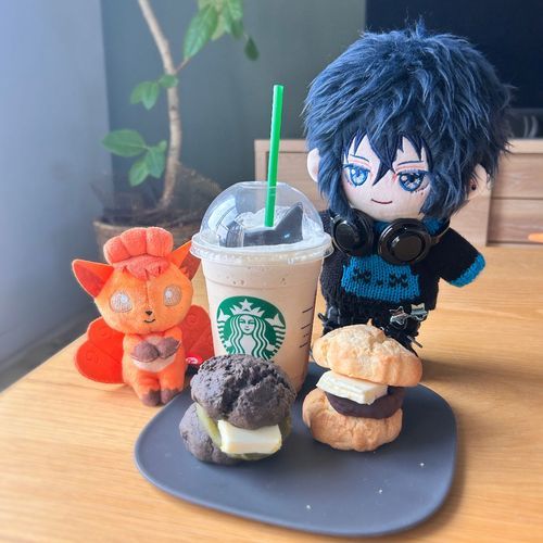 
☕️「なんにもない休日」☕️





💙「こちらは、店舗おすすめの三毛猫フラペチーノ、だそうです🐈🐾」

(テーブルのスコーンをじっと見つめるロコン。)

💙「……おや。ロコン、そちらが気になりますか？」

🦊「コンっ♪」

💙「ふふ。ぼくより先に見つけてしまいましたね。」

💙「何もない休日こそ贅沢なものですね*
...ゆっくり過ごしましょう☕️」