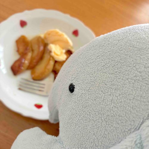 フライパンで
やきりんご🍎をつくったよ
とってもかんたん！
いいにおい🍎
いちごのおさらにのっけたよ
いただきまーす🍎


