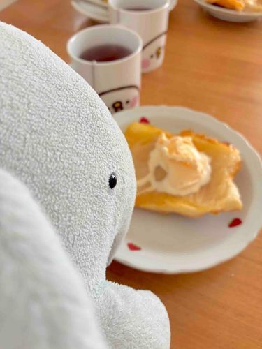 きょうもバターたっぷり
りんごりんご🍎パイを
つくったよ
まいにちたべるのはきけん！
でもたべたいぞぅ🍎
