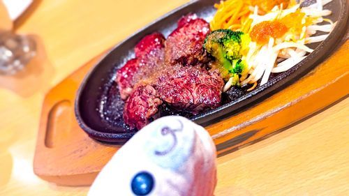 実はあざらしは肉食動物。たまには野生の血が騒ぐのです。じゅるり……。