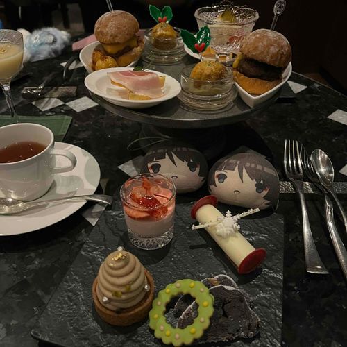 アフタヌーンティーにいってきたよっ! わたしたちはかんしょくしたけどあるじたちはおなかいっぱいだといっていたね。クリスマスのすいーつもあってたのしいアフタヌーンティーだったよっ☕️