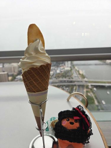先日新潟観光しました！
ばかうけソフトと景色✨
コンポタ味のばかうけを選んだんだけど、あまじょっぱくておいしかった！