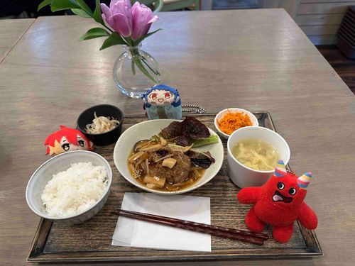 わー！
ごはん！
ごはんだ！！！！

今日はねぇ、にんじんしりしりが美味しかったよ
おかかが混ざってて味に深みがあったの！
美味しくてかえでちゃんと2人でおめめ輝かせちゃった！

今日のお写真は悪魔執事と黒い猫のフェネスさんと、Garten of Banbanのバンバンs……あっ、ウスマンさん！といっしょ！