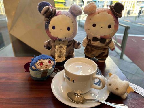 出先で少しカフェをしています。
帰りには僕のいのちの水が飲めるのでここは紅茶らしい。

あとは土曜日にいらしたセンチメンタルサーカスの団長さんのシャッポさんと、かたわれのスピカさん、それからドコカの星の子さんがぼく……もとい、かえでちゃんファミリーに仲間入りしました！
これからたくさん仲良くしていきたいです！