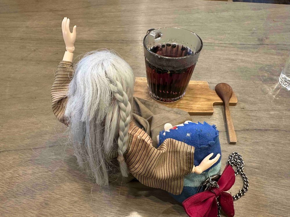 こんばんは、少し投稿空いちゃったなぁって思って
過去の貼ってない写真貼ってもらいにきた!
これはドールさん(銀髪ロングの方)と黒豆茶だ〜!した時の写真。
そうそう、この隣のドールさんがねぇ、お茶がすごく好きでねぇ
前にかえちゃんのぱぱに玉露入りのお茶買わせてたよ
欲張ってて面白かったな