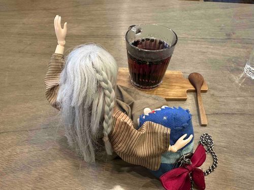 こんばんは、少し投稿空いちゃったなぁって思って
過去の貼ってない写真貼ってもらいにきた！

これはドールさん(銀髪ロングの方)と黒豆茶だ〜！した時の写真。

そうそう、この隣のドールさんがねぇ、お茶がすごく好きでねぇ
前にかえちゃんのぱぱに玉露入りのお茶買わせてたよ
欲張ってて面白かったな